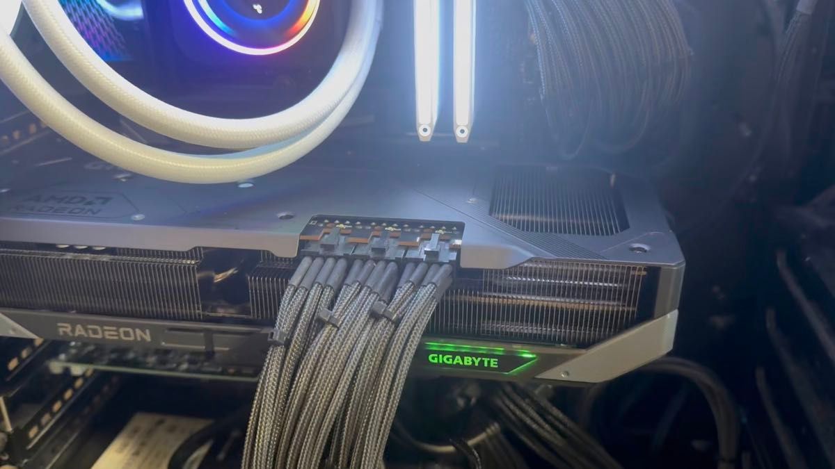 GIGABYTE Radeon RX 9070 XT GAMING OC 16G 中古美品