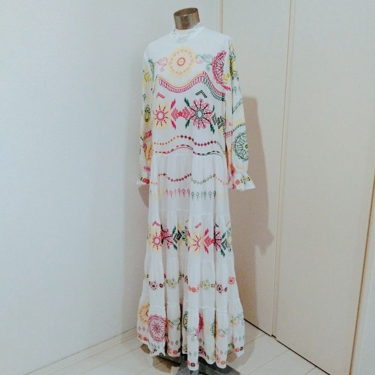 ザラ(ZARA)刺繍_白_ホワイト_カラフル_ロング_マキシ_ ザラ(ZARA)刺繍_白_ホワイト_カラフル_ロング_マキシ_