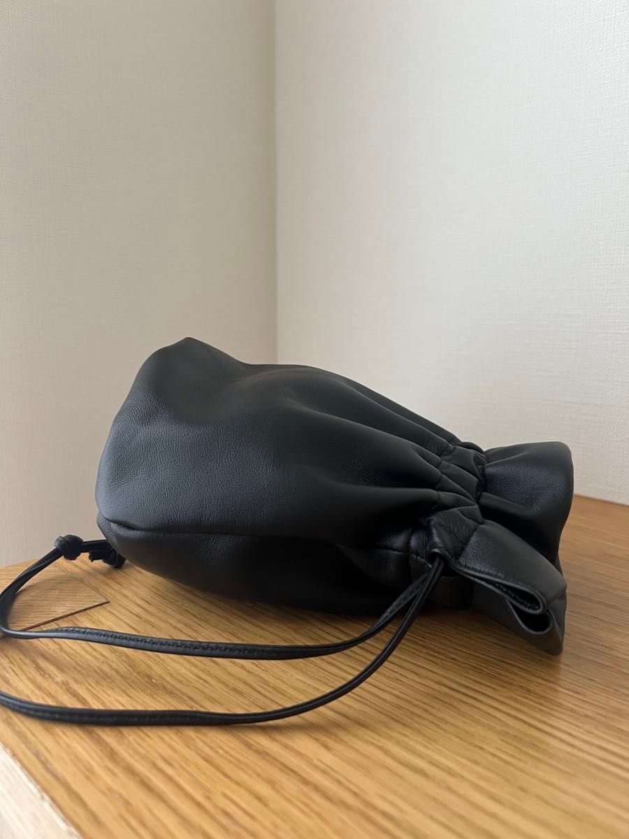 美品】BOTTEGA VENETA 巾着 バッグ ショルダー ポシェット 美品】BOTTEGA VENETA 巾着 バッグ ショルダー ポシェット