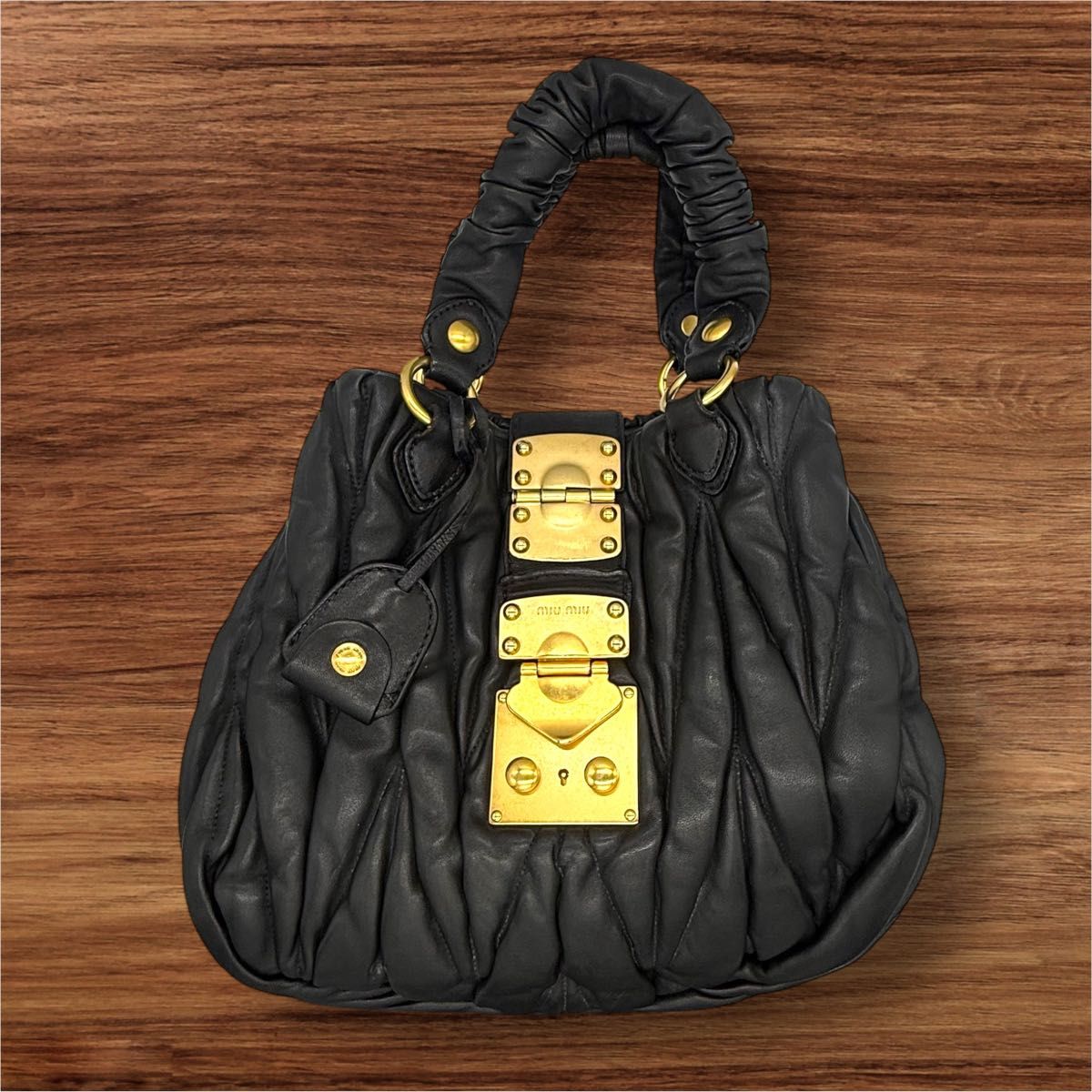 MIU MIU ミュウミュウ マテラッセ ハンドバッグ ブラック 鍵付き MIU MIU ミュウミュウ マテラッセ ハンドバッグ ブラック 鍵付き