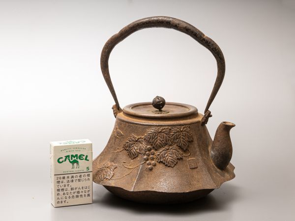 NY517. 時代物【龍文堂名人 西房製】木瓜形提手 葡萄飛蝶文 尾垂 NY517. 時代物【龍文堂名人 西房製】木瓜形提手 葡萄飛蝶文 尾垂