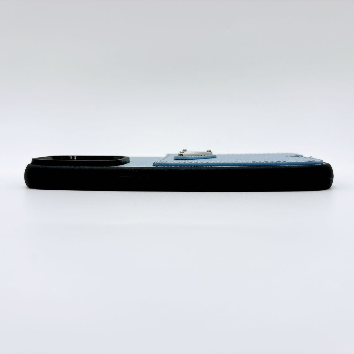 美品 PRADA サフィアーノ 三角ロゴ iPhone 14 pro ケース 美品 PRADA サフィアーノ 三角ロゴ iPhone 14 pro ケース