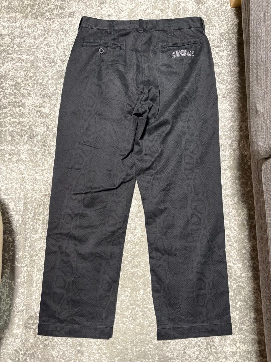 24SS Supreme Snake Print Chino Pant Charcoal シュプリーム 24SS Supreme Snake Print Chino Pant Charcoal シュプリーム