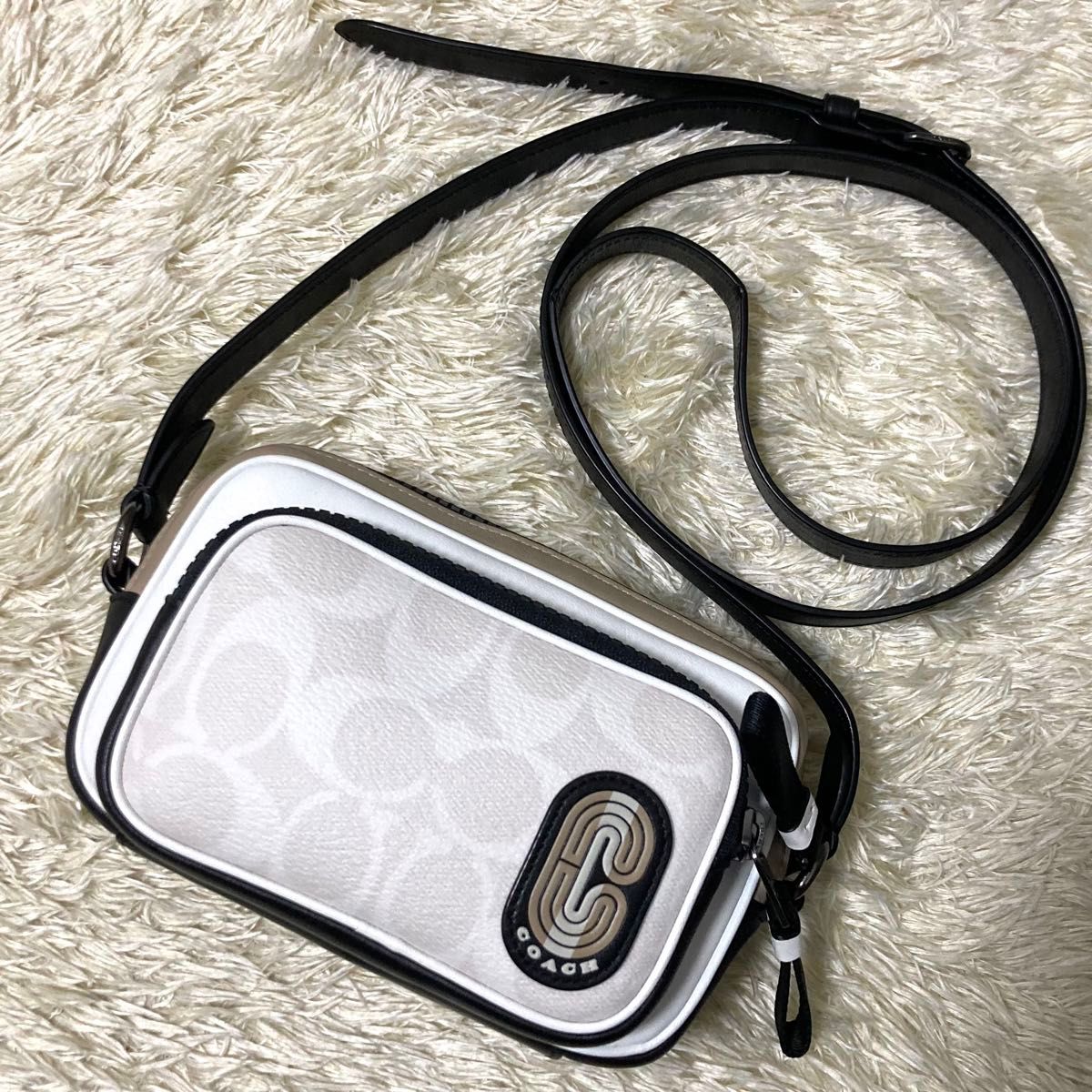 極美品】COACH コーチ ショルダーバッグ 現行モデル レザー 男女 極美品】COACH コーチ ショルダーバッグ 現行モデル レザー 男女