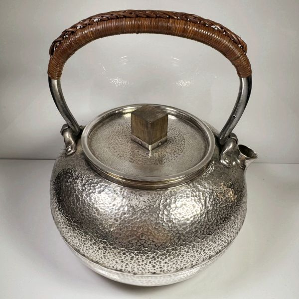 純銀製 平寶珠形 槌目 一東斎造 木摘 湯沸 古美術品 銀瓶 煎茶 純銀製 平寶珠形 槌目 一東斎造 木摘 湯沸 古美術品 銀瓶 煎茶