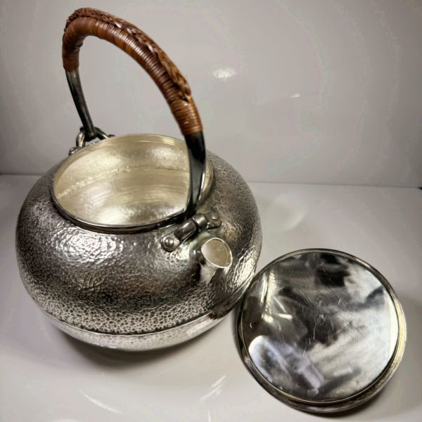 純銀製 平寶珠形 槌目 一東斎造 木摘 湯沸 古美術品 銀瓶 煎茶 純銀製 平寶珠形 槌目 一東斎造 木摘 湯沸 古美術品 銀瓶 煎茶