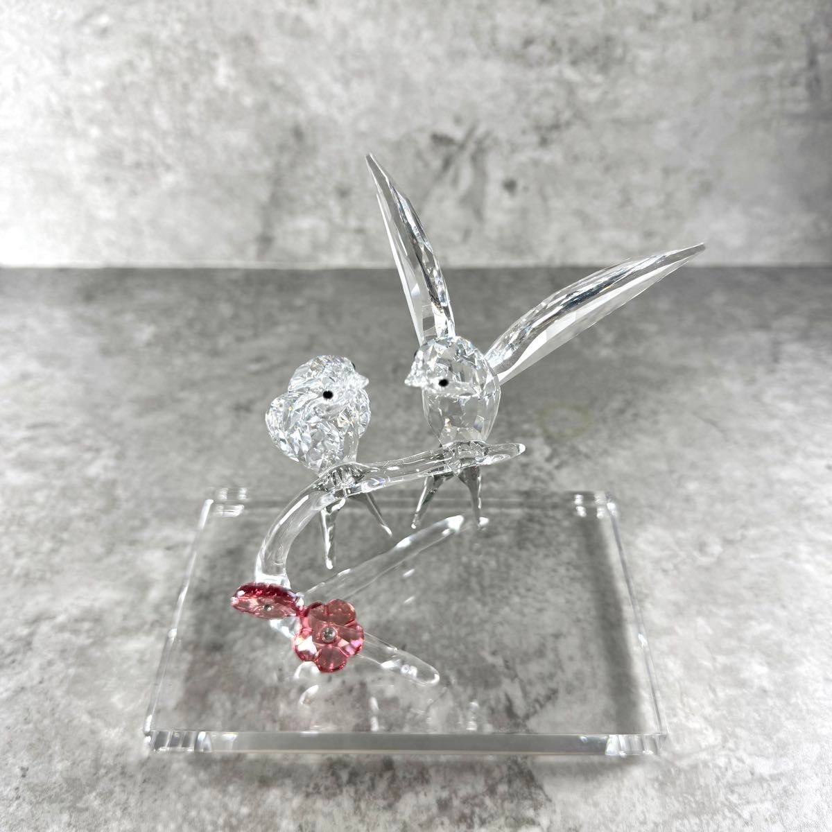 美品】スワロフスキー Swarovski ツバメ 2羽と花のオブジェ 置物 美品】スワロフスキー Swarovski ツバメ 2羽と花のオブジェ 置物
