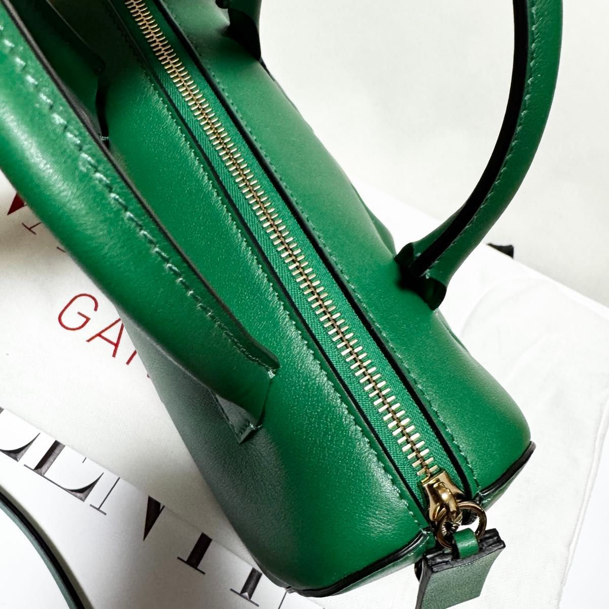 VALENTINO Vロゴ スモール ボストンバッグ ショルダーバッグ VALENTINO Vロゴ スモール ボストンバッグ ショルダーバッグ
