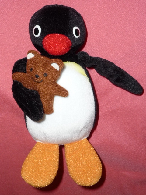 ヤフオク 激レア カワイイ Pingu くまを抱っこした ピング