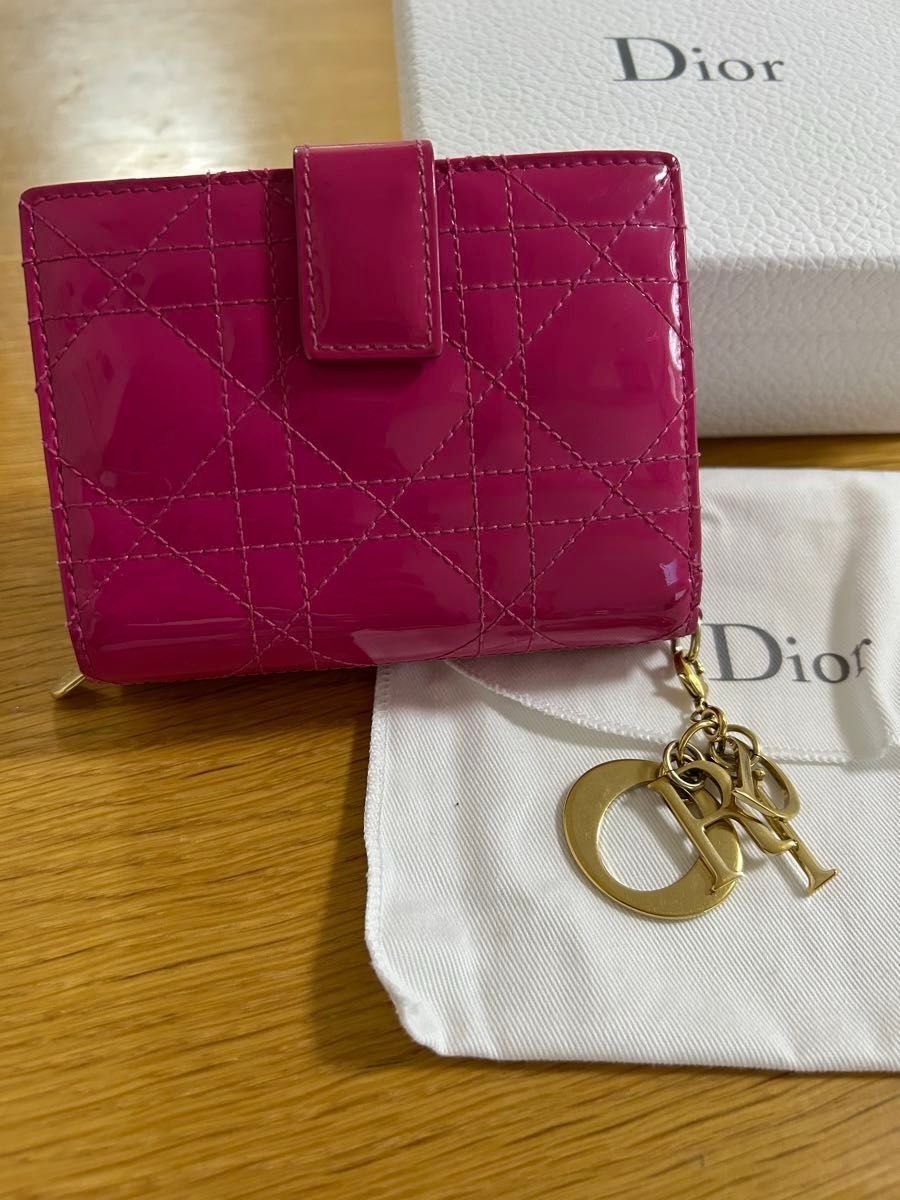 Christian Dior Lady Dior 限定色 ピンク エナメル 二つ折り Christian Dior Lady Dior 限定色 ピンク エナメル 二つ折り
