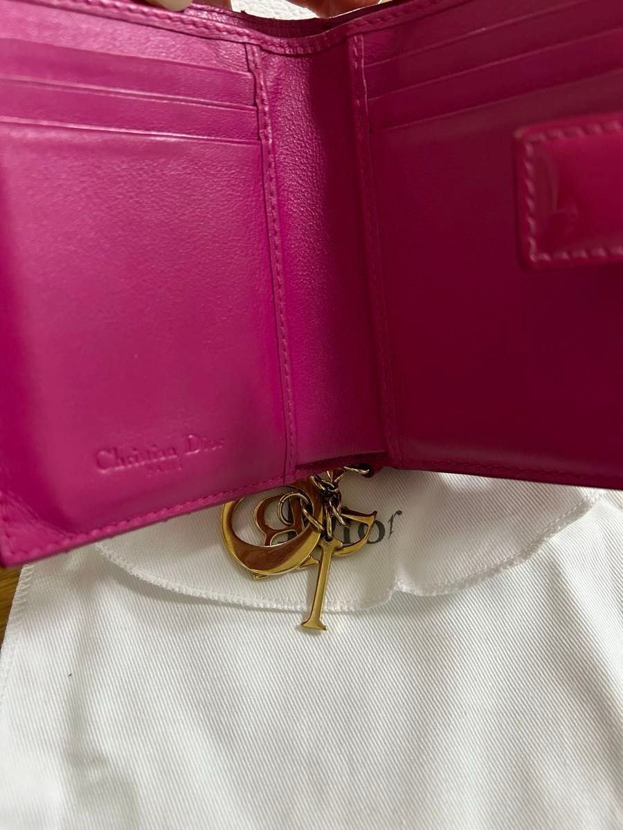 Christian Dior Lady Dior 限定色 ピンク エナメル 二つ折り Christian Dior Lady Dior 限定色 ピンク エナメル 二つ折り