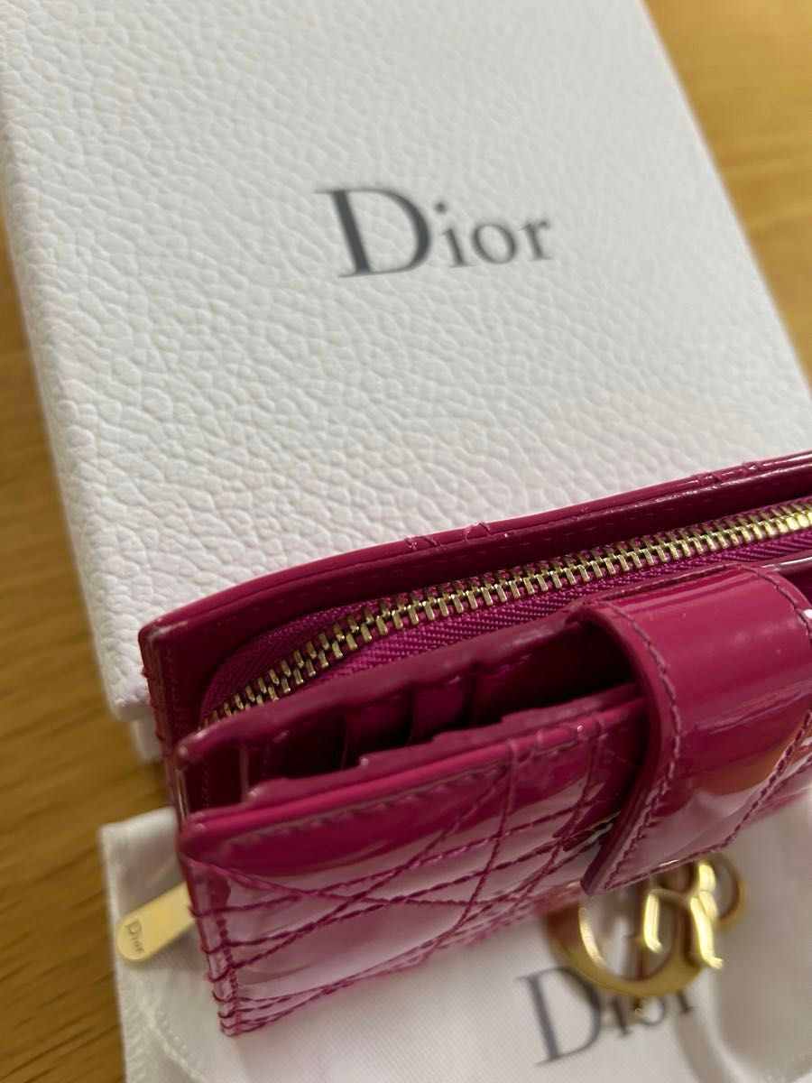 Christian Dior Lady Dior 限定色 ピンク エナメル 二つ折り Christian Dior Lady Dior 限定色 ピンク エナメル 二つ折り