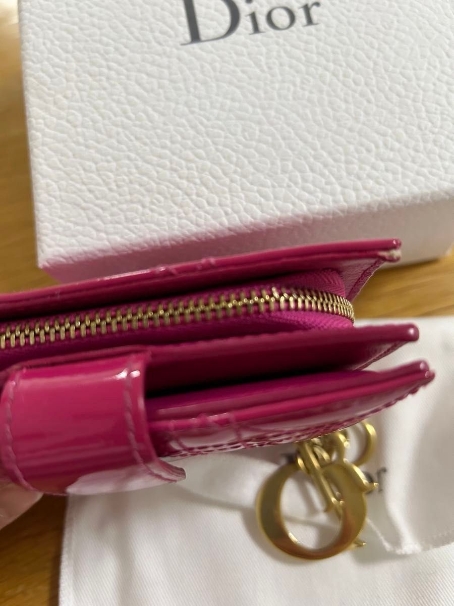 Christian Dior Lady Dior 限定色 ピンク エナメル 二つ折り Christian Dior Lady Dior 限定色 ピンク エナメル 二つ折り