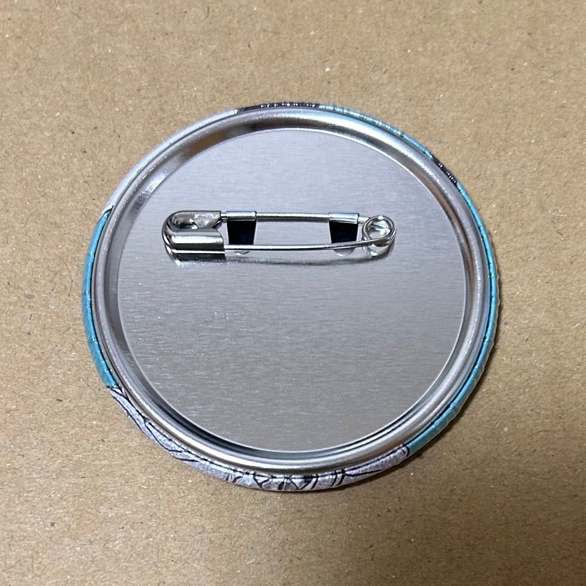 コナン公式アプリ 新一 缶バッジ コナンアプリ 緋色の弾丸 名