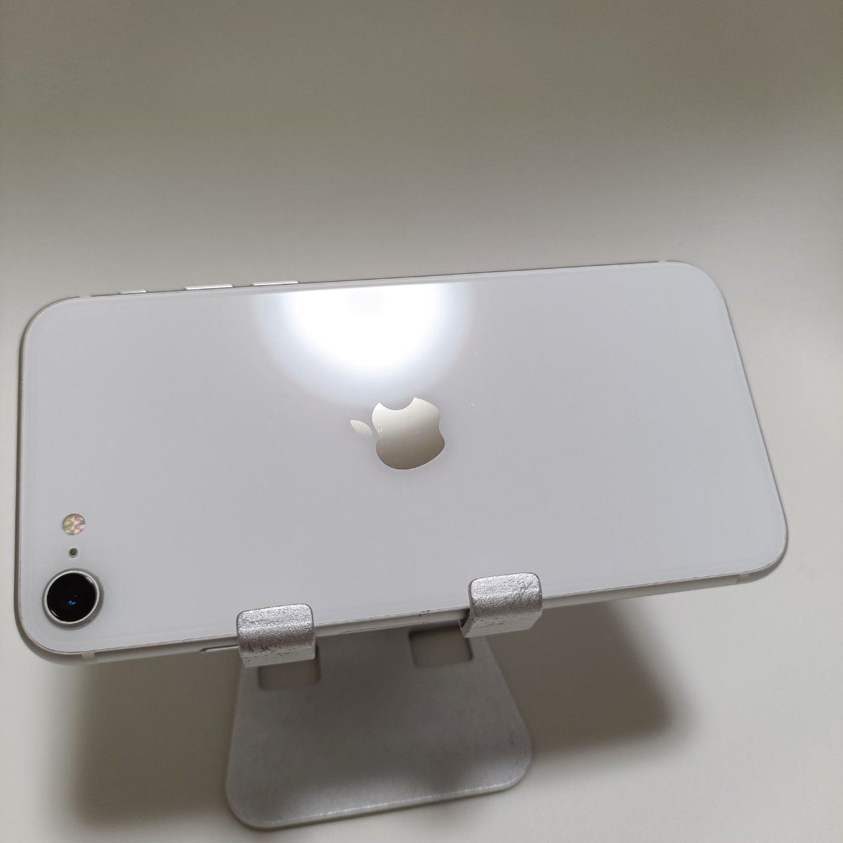 美品新品バッテリー iPhone SE 第2世代 64GB ホワイト SIMフリー 美品新品バッテリー iPhone SE 第2世代 64GB ホワイト SIMフリー