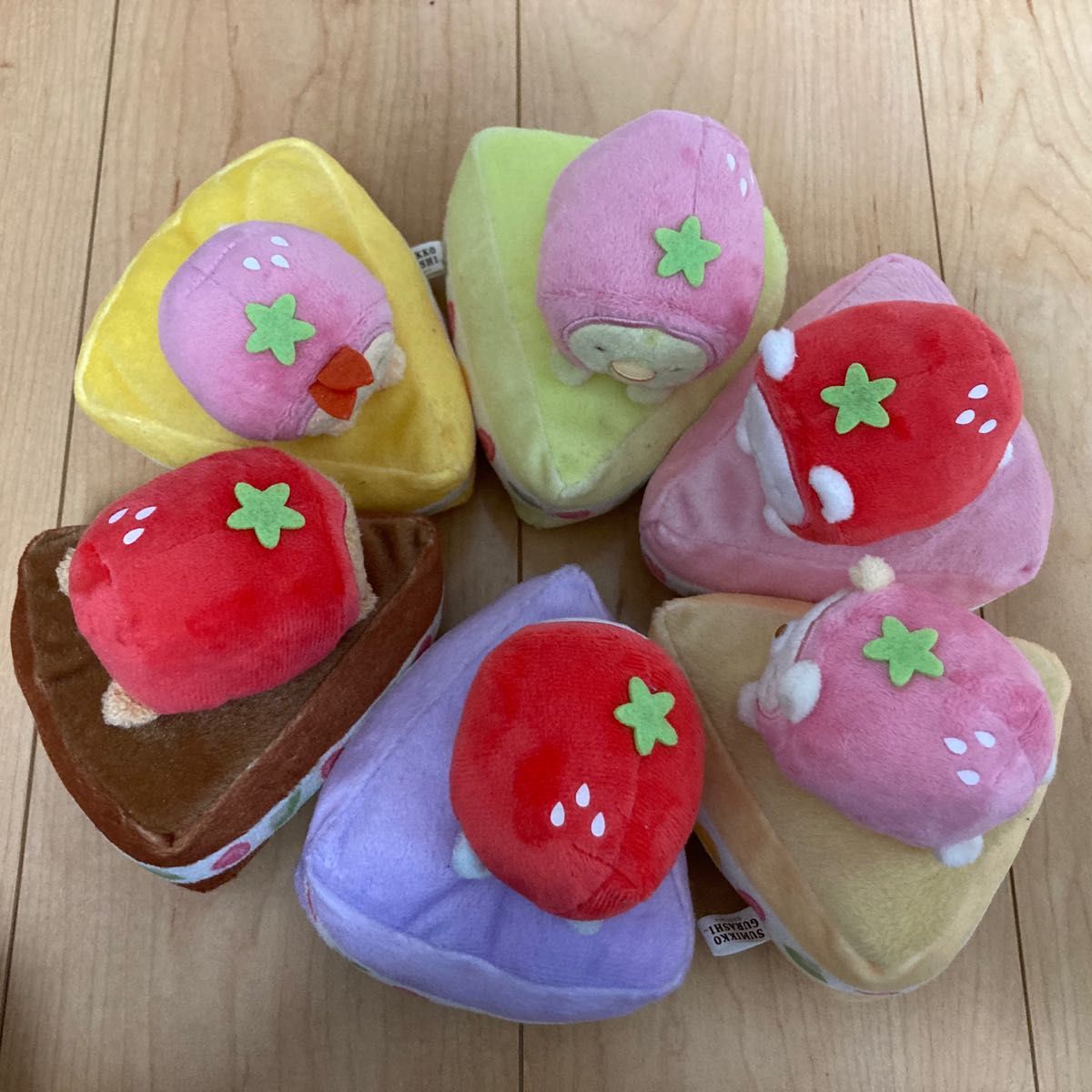 すみっコぐらし ぬいぐるみ ケーキのいちごになりきりぬいぐるみ すみっコぐらし ぬいぐるみ ケーキのいちごになりきりぬいぐるみ