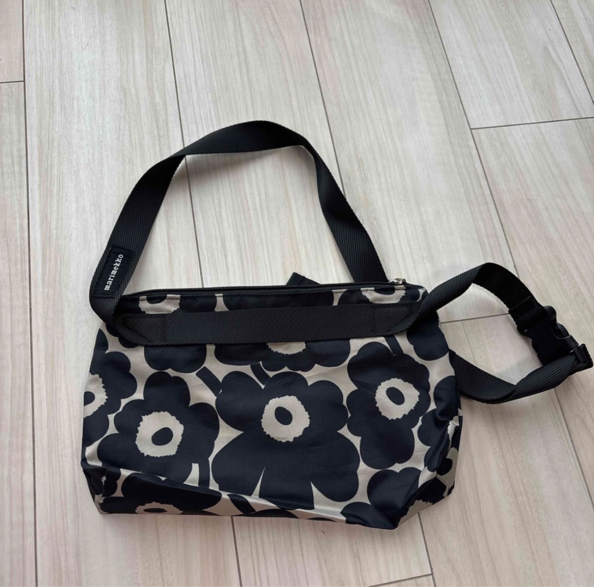 新品未使用】Neat Crossbody Mini Unikko S ショルダーバッグ 新品未使用】Neat Crossbody Mini Unikko S ショルダーバッグ