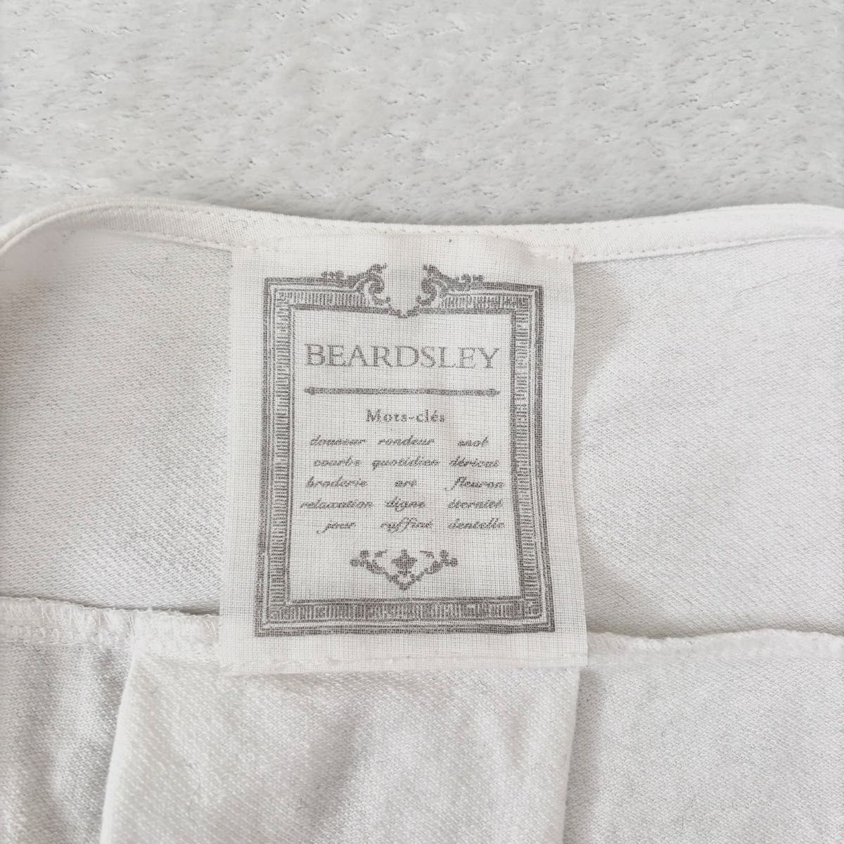 BEARDSLEY フロント刺繍カットソー ホワイト ビアズリー 長袖 BEARDSLEY フロント刺繍カットソー ホワイト ビアズリー 長袖
