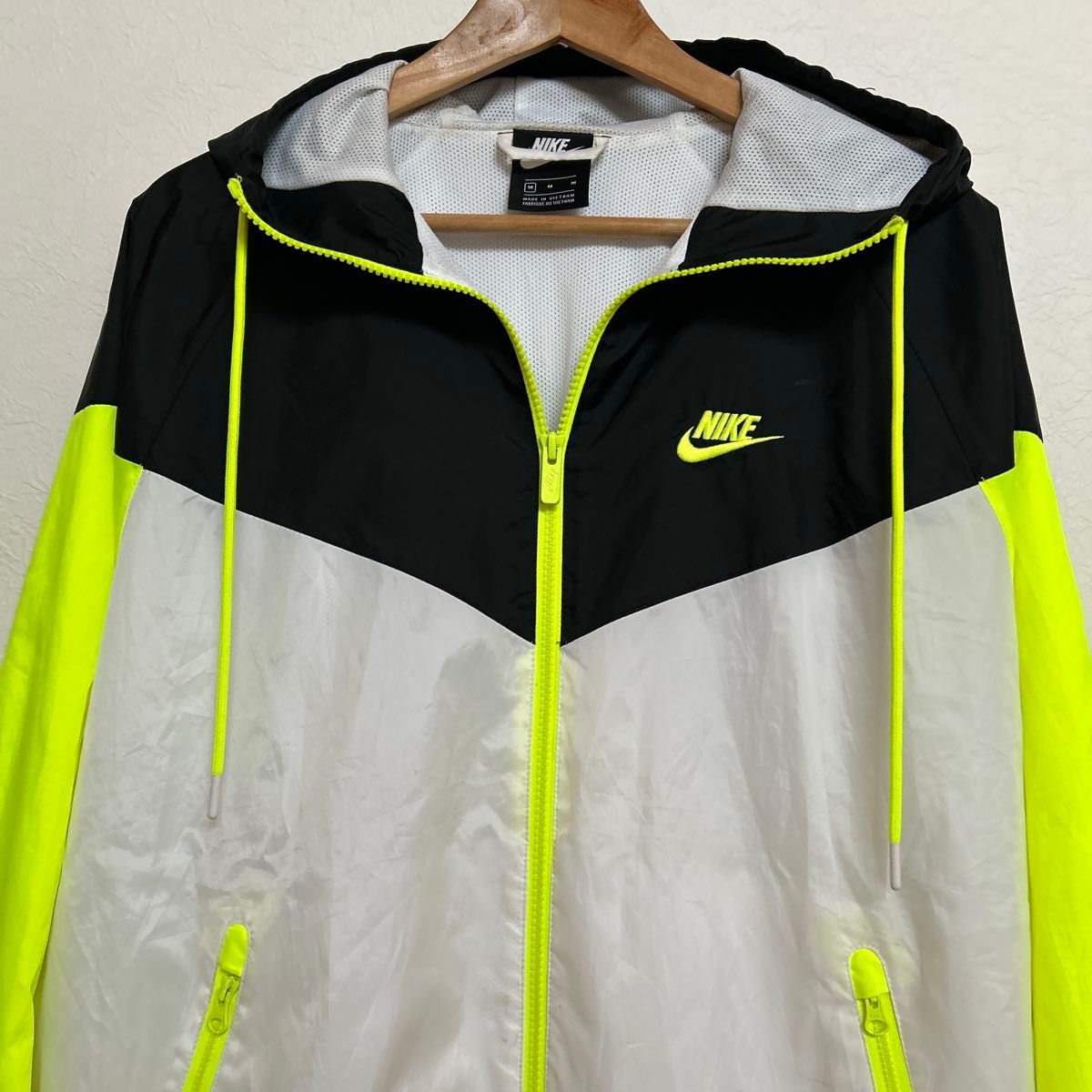 Nike フード付きナイロンジャケット 黒 白 蛍光イエロー Mサイズ Nike フード付きナイロンジャケット 黒 白 蛍光イエロー Mサイズ