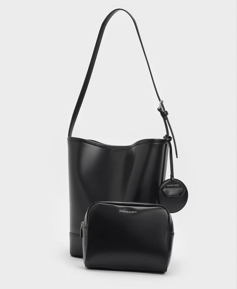 CHARLES & KEITH Enola エノラ イロンゲイティッドバケツバッグ ノワール