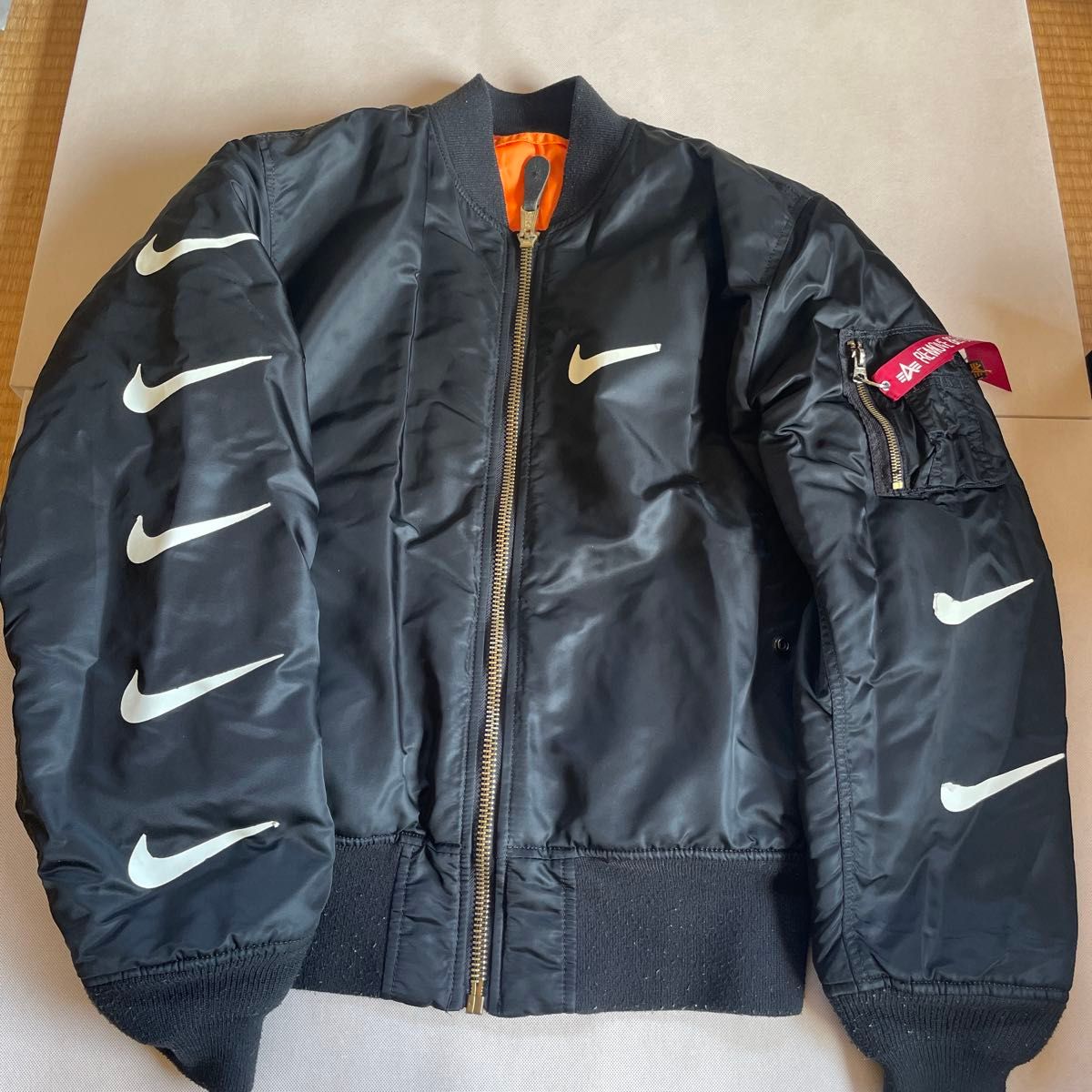 MA-1 NIKE ロゴ 蓄光プリント ALPHA INDUSTRIES フライト MA-1 NIKE ロゴ 蓄光プリント ALPHA INDUSTRIES フライト
