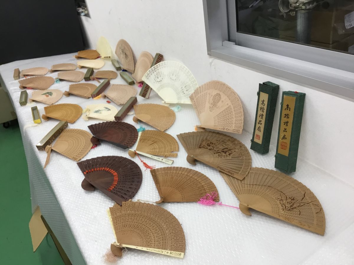 D255-80【中国扇子大量まとめ】高禮品扇 白檀扇子 透かし彫り D255-80【中国扇子大量まとめ】高禮品扇 白檀扇子 透かし彫り