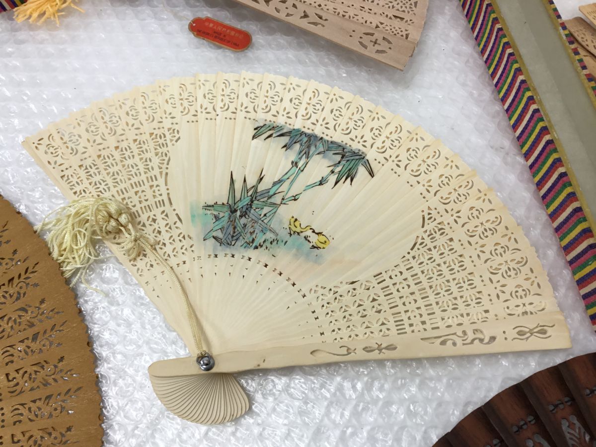D255-80【中国扇子大量まとめ】高禮品扇 白檀扇子 透かし彫り D255-80【中国扇子大量まとめ】高禮品扇 白檀扇子 透かし彫り