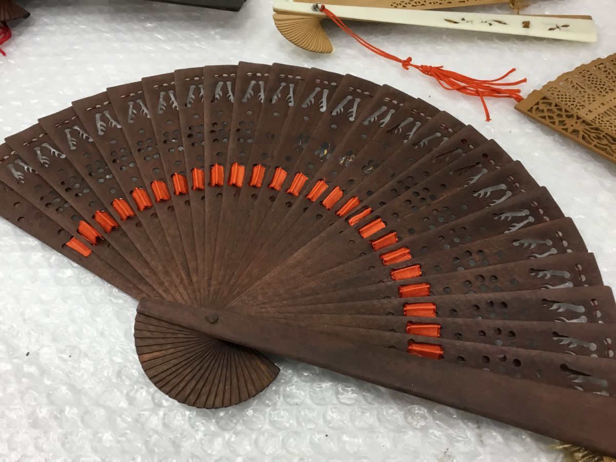 D255-80【中国扇子大量まとめ】高禮品扇 白檀扇子 透かし彫り D255-80【中国扇子大量まとめ】高禮品扇 白檀扇子 透かし彫り