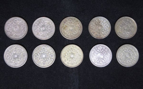 旧100円硬貨(鳳凰) 10枚 古紙幣 日本銀行券 五十銭札 約50枚 旧100円硬貨(鳳凰) 10枚 古紙幣 日本銀行券 五十銭札 約50枚