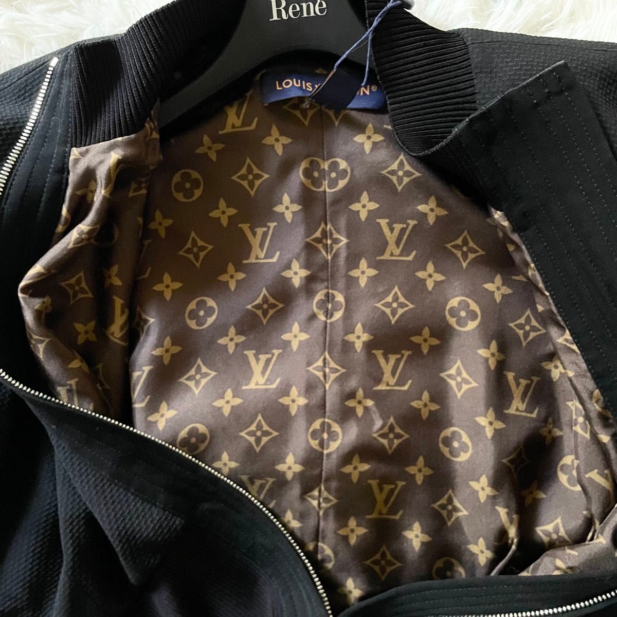 新品タグ付き LOUIS VUITTON ルイヴィトン ブルゾン モノグラム 新品タグ付き LOUIS VUITTON ルイヴィトン ブルゾン モノグラム