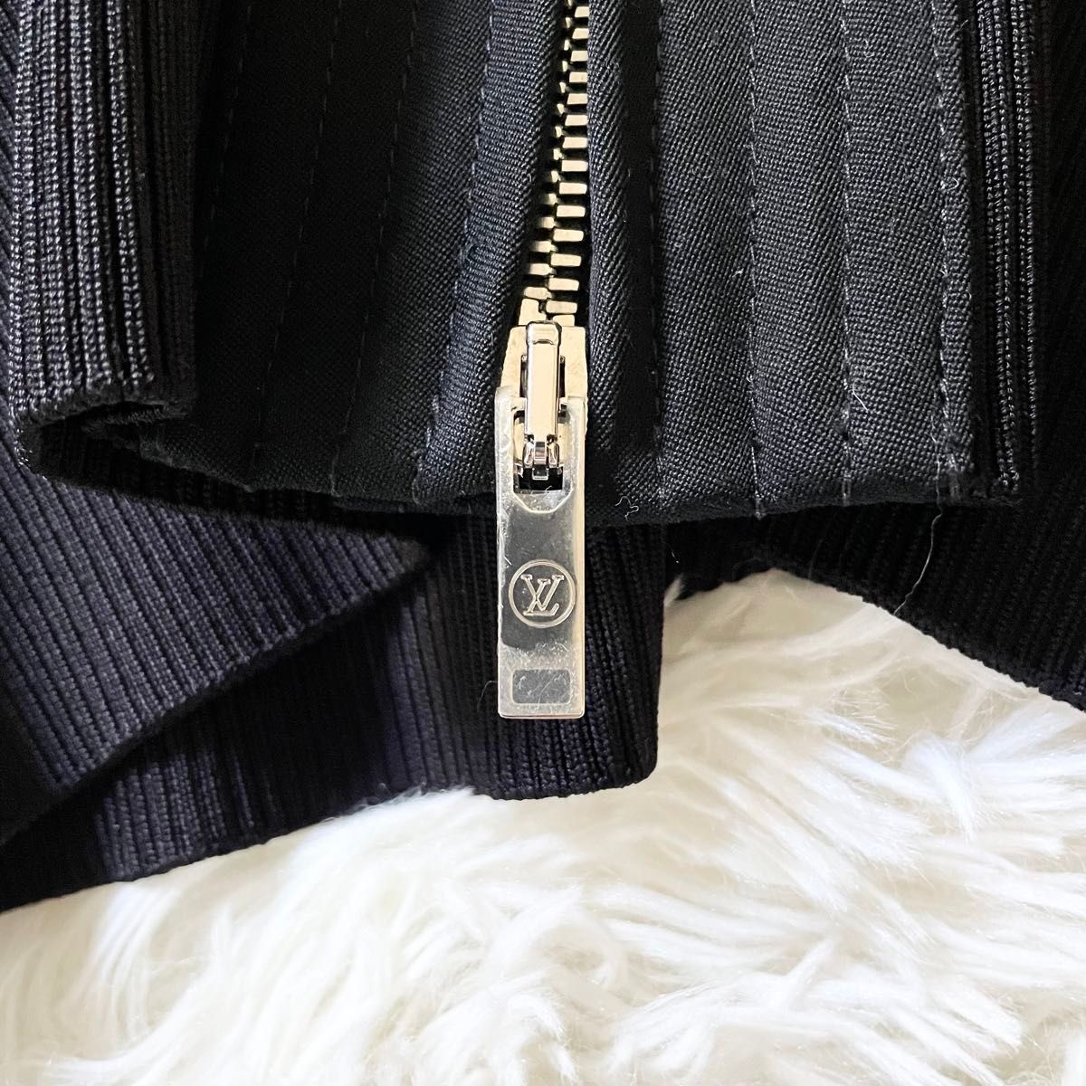 新品タグ付き LOUIS VUITTON ルイヴィトン ブルゾン モノグラム 新品タグ付き LOUIS VUITTON ルイヴィトン ブルゾン モノグラム