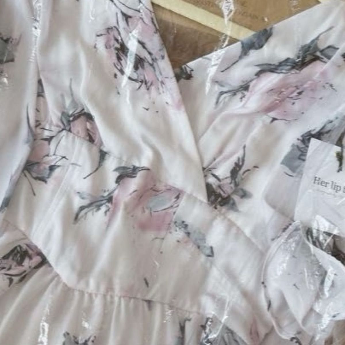 新品タグ付き herlipto Rose Bouquet Dress ローズ M|Yahoo 新品タグ付き herlipto Rose Bouquet Dress ローズ M|Yahoo
