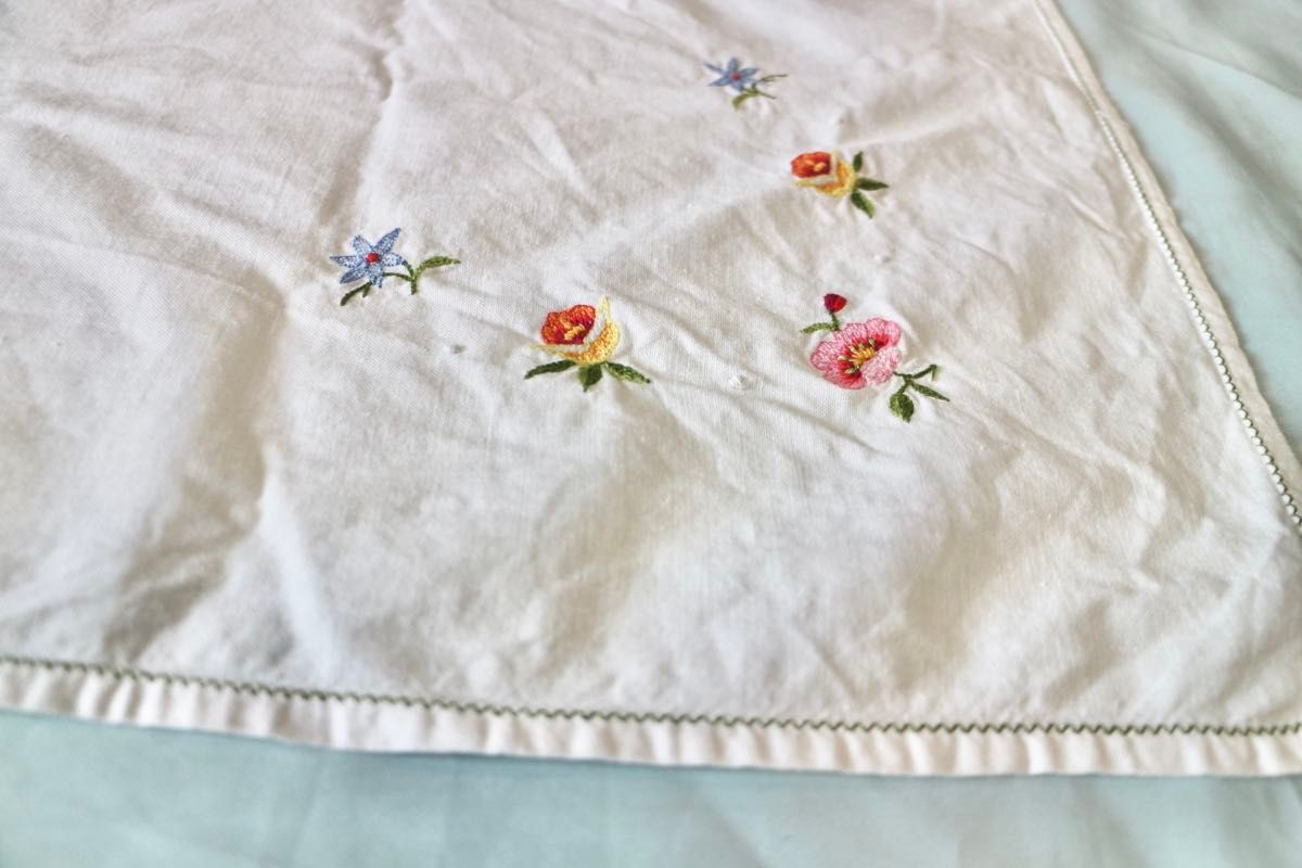 ヴィンテージ 刺繍テーブルクロス2枚花柄刺しゅうクロス 手刺繍 ヴィンテージ 刺繍テーブルクロス2枚花柄刺しゅうクロス 手刺繍