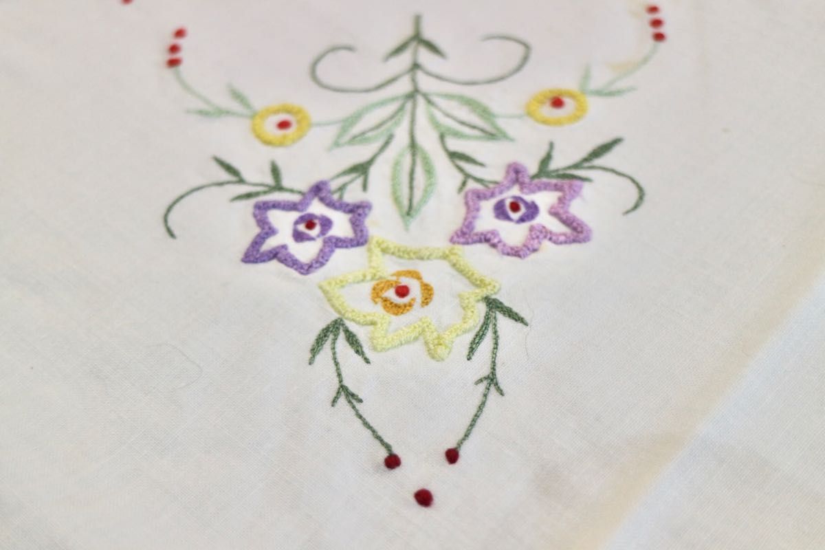 ヴィンテージ 刺繍テーブルクロス2枚花柄刺しゅうクロス 手刺繍 ヴィンテージ 刺繍テーブルクロス2枚花柄刺しゅうクロス 手刺繍