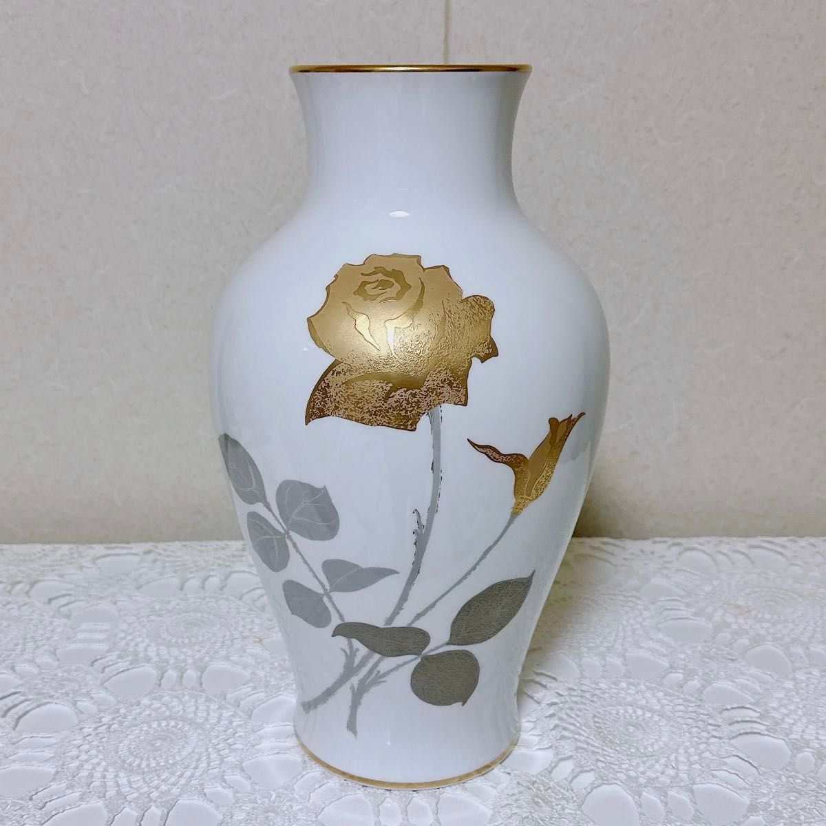 1766/OKURA 大倉陶園 花瓶 金蝕薔薇 バラ 金彩 高さ35cm 花器 1766/OKURA 大倉陶園 花瓶 金蝕薔薇 バラ 金彩 高さ35cm 花器