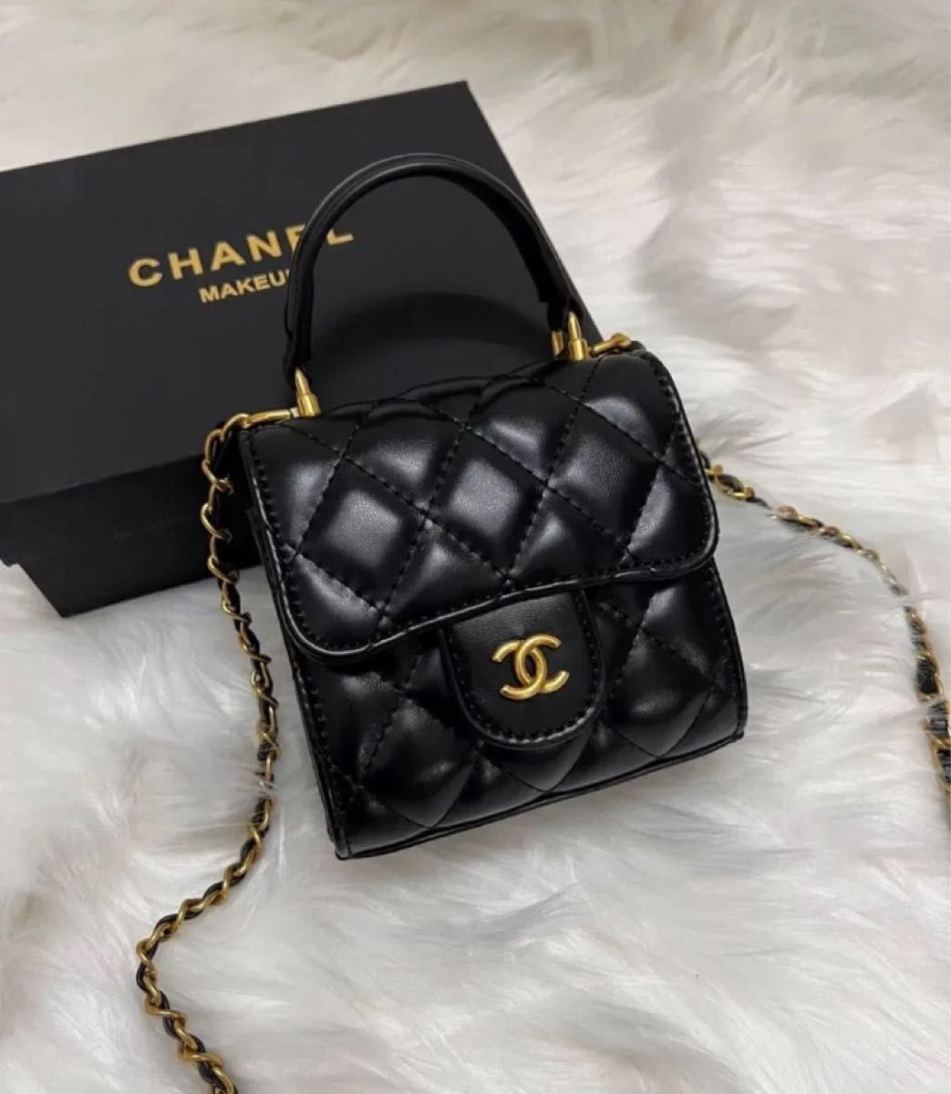 CHANEL ノベルティ ミニショルダーバッグ ゴールドチェーン CHANEL ノベルティ ミニショルダーバッグ ゴールドチェーン