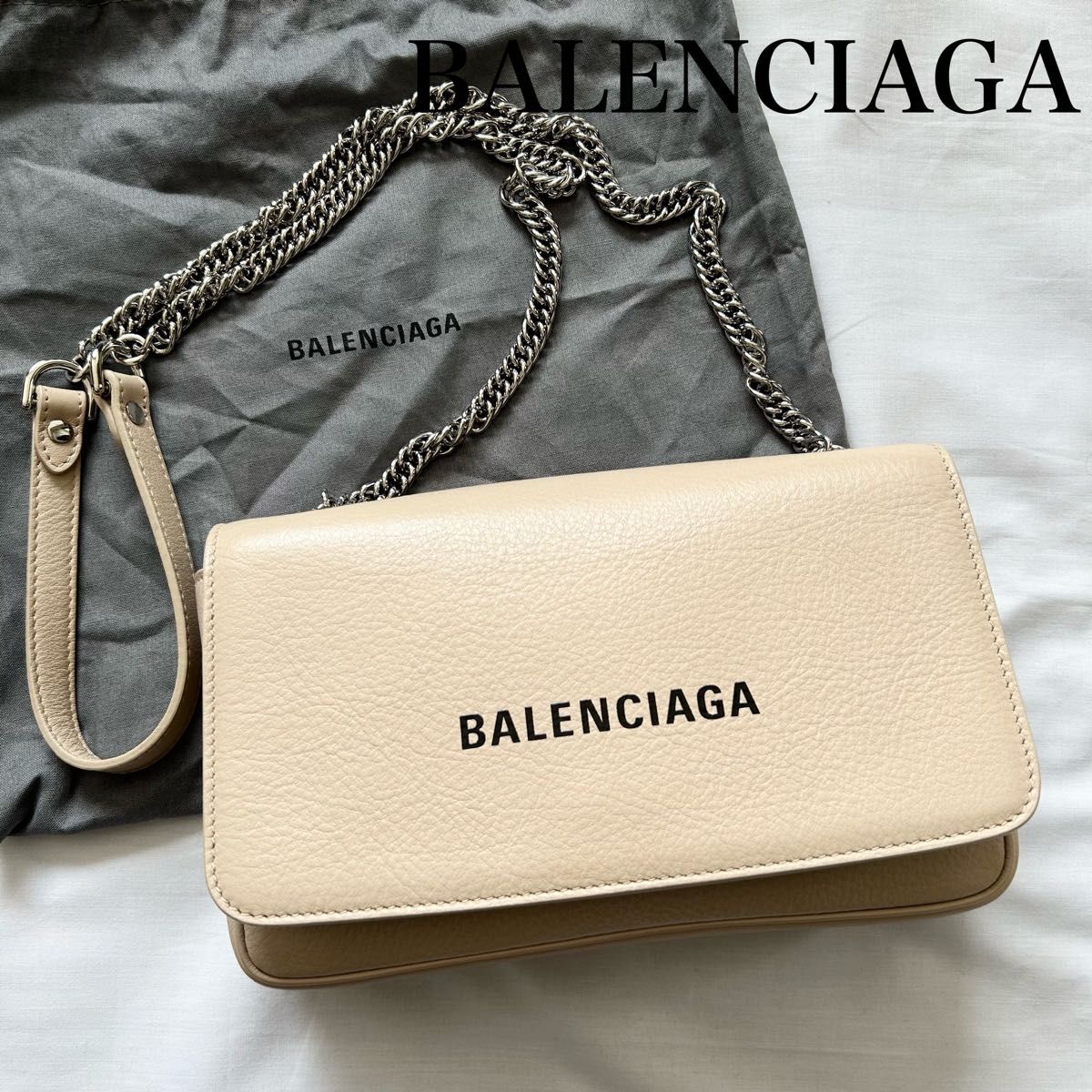 未使用 BALENCIAGA ショルダーバッグ カメラバッグ ベージュ 未使用 BALENCIAGA ショルダーバッグ カメラバッグ ベージュ