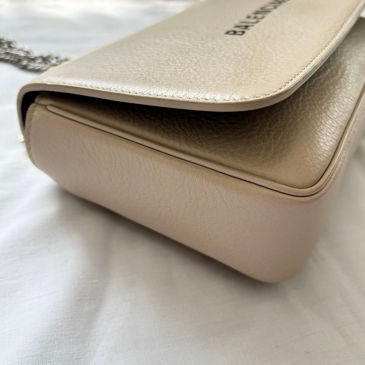 未使用 BALENCIAGA ショルダーバッグ カメラバッグ ベージュ 未使用 BALENCIAGA ショルダーバッグ カメラバッグ ベージュ