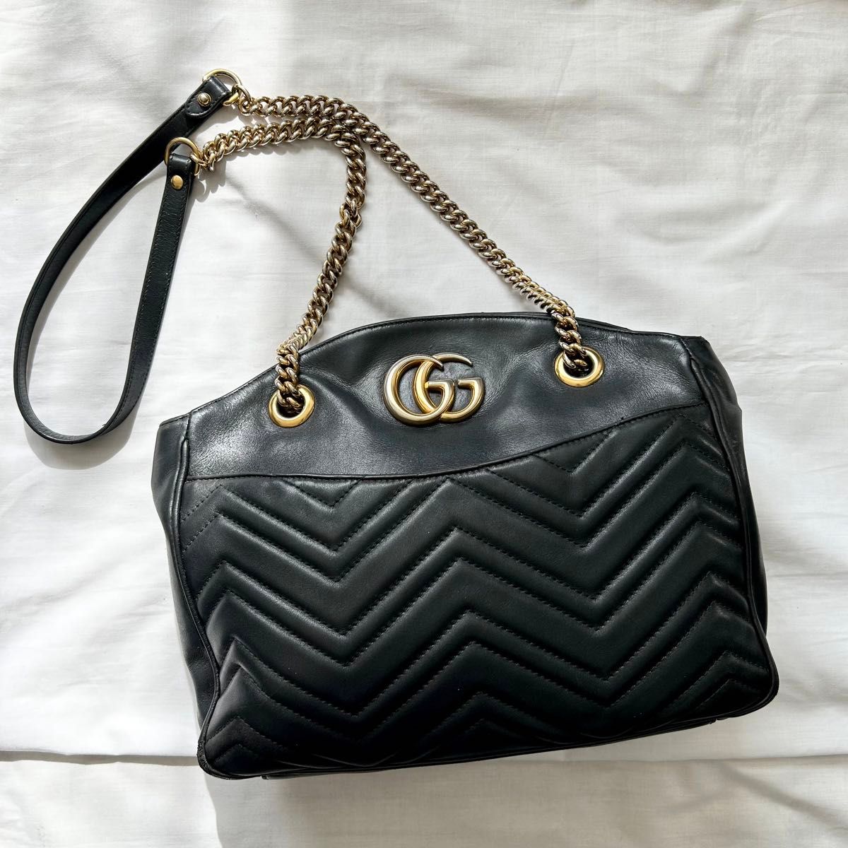 美品 GUCCI ショルダーバッグ GGマーモント 黒 レザー 443501 美品 GUCCI ショルダーバッグ GGマーモント 黒 レザー 443501