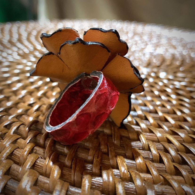 [ free shipping ][ hand made ] original leather . flower ring * free size 10~28 number * Berry pink black * in present .* ST_L1_13