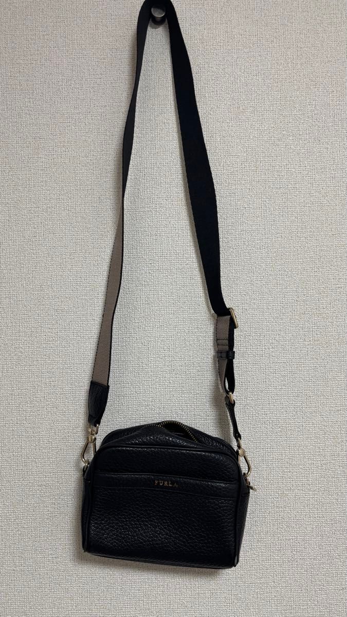 極美品】FURLA フルラ ショルダーバッグ レザー 革 ブラック 黒 極美品】FURLA フルラ ショルダーバッグ レザー 革 ブラック 黒
