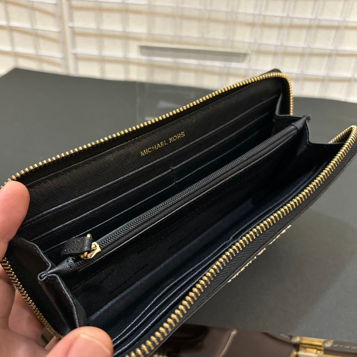 美品】MICHAEL KORS マイケルコース ラウンドファスナー 長財布 美品】MICHAEL KORS マイケルコース ラウンドファスナー 長財布