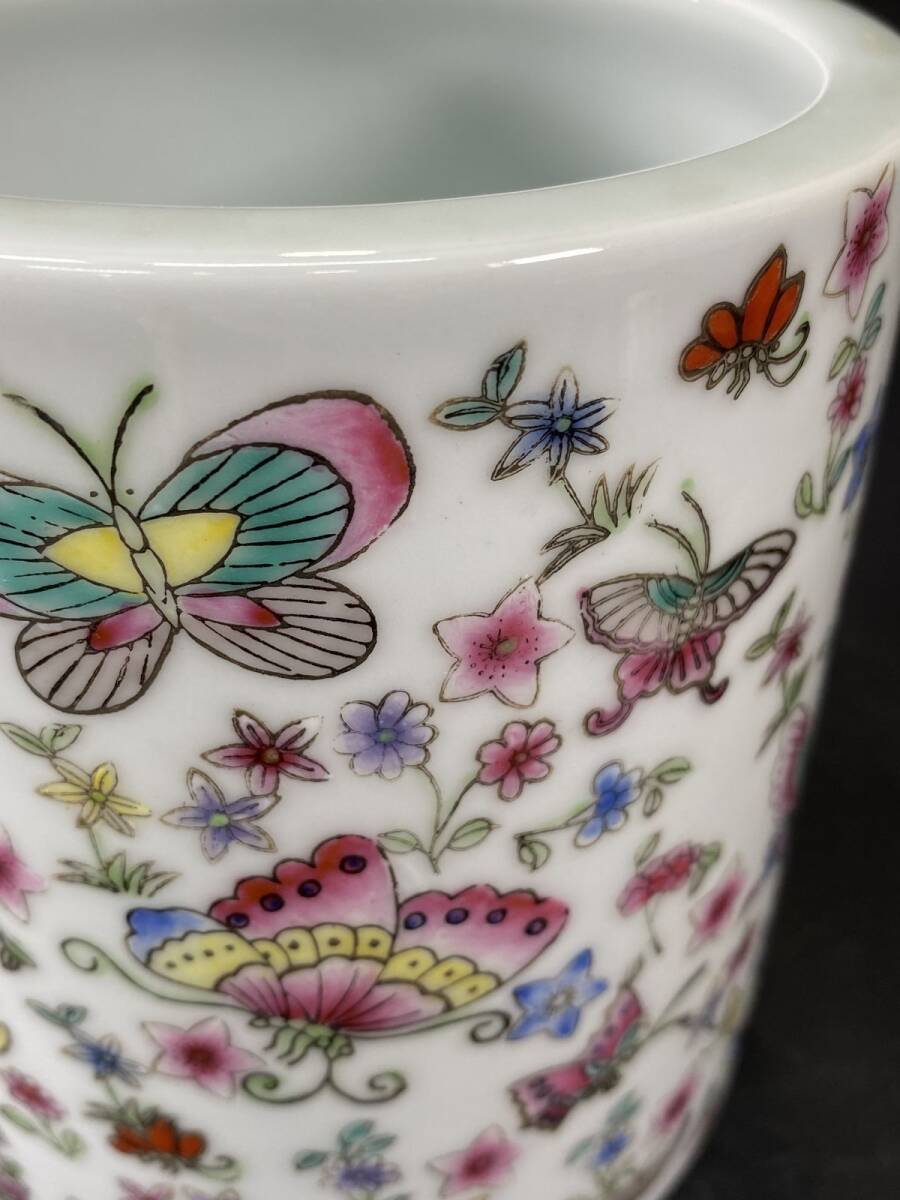 中国古玩 景徳鎮花入文房具 筆筒】在銘 花蝶紋 中国美術 粉彩 中国古玩 景徳鎮花入文房具 筆筒】在銘 花蝶紋 中国美術 粉彩