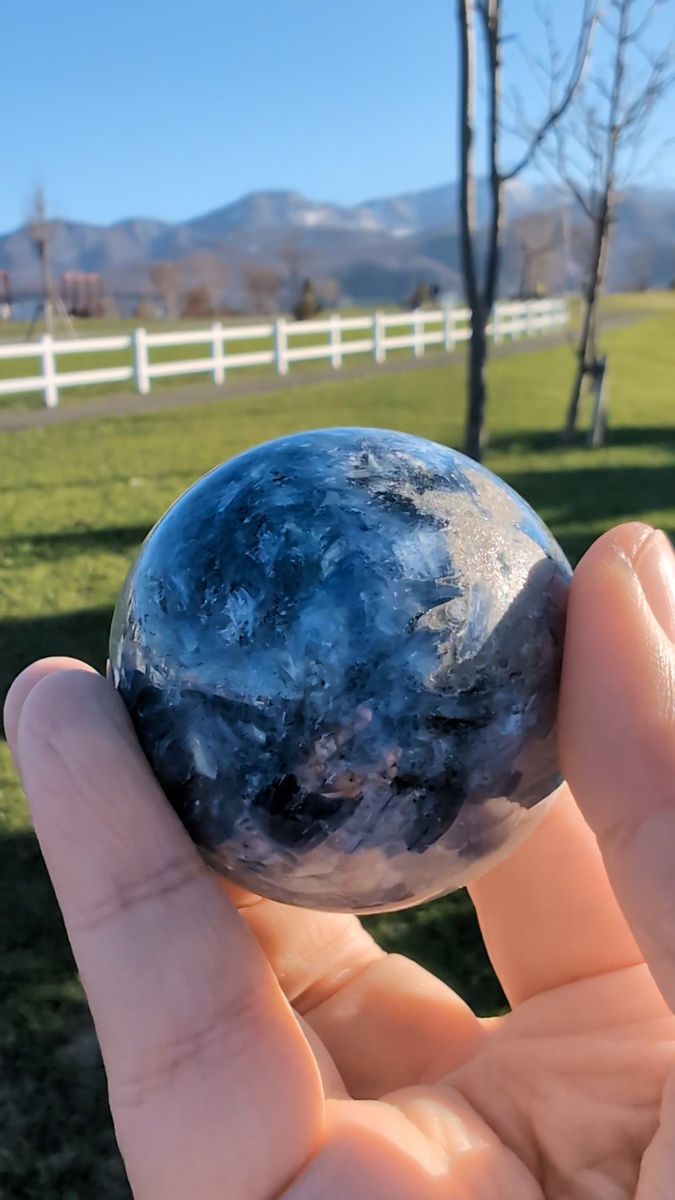 レア 210g 藍晶石丸玉 カイヤナイトKyanite 深い青色 天然石 49.9mm BKV1