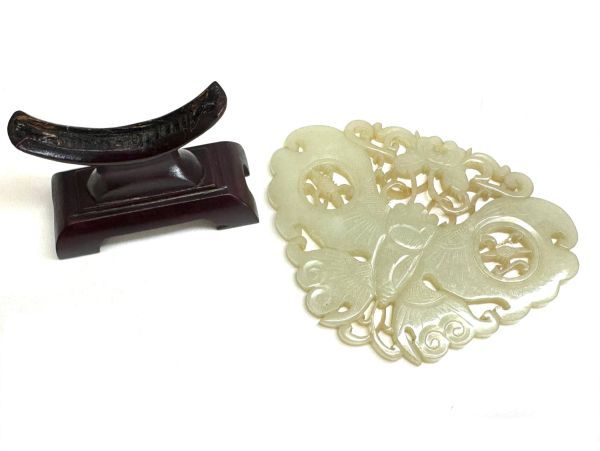 旧家より 中国美術 白玉彫刻 蝶模様 置物 101g 根付 細工 古玉 旧家より 中国美術 白玉彫刻 蝶模様 置物 101g 根付 細工 古玉