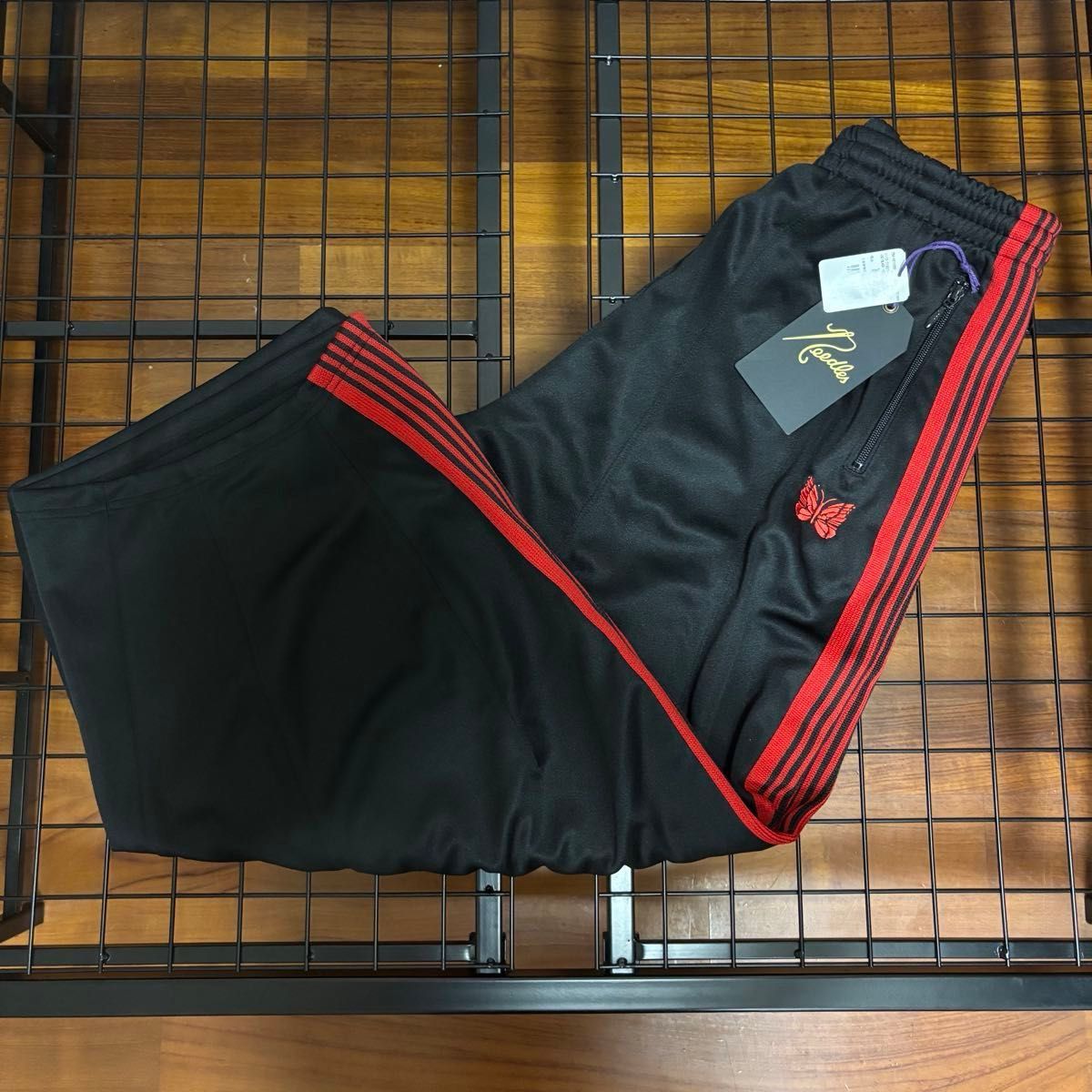 Needles LHP別注 ヒザデルトラックパンツ ブラック レッド Needles LHP別注 ヒザデルトラックパンツ ブラック レッド