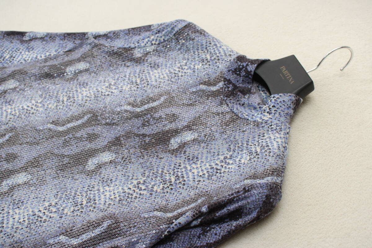 3-672 新品タグ付き スパンコールパイソン柄ハイネックカットソー ブルーＦサイズ 定価￥16,000＋稅