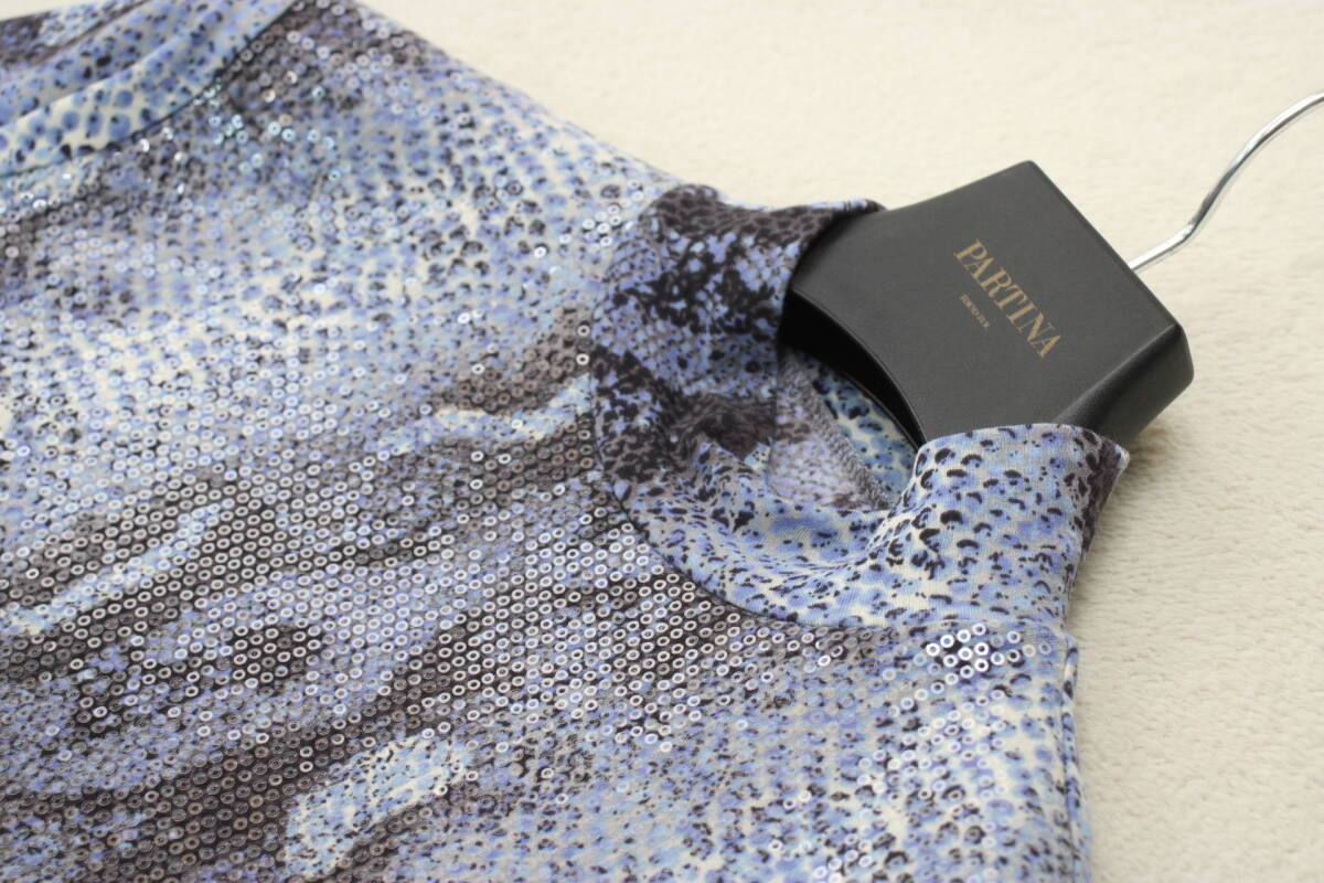 3-672 新品タグ付き スパンコールパイソン柄ハイネックカットソー ブルーＦサイズ 定価￥16,000＋稅