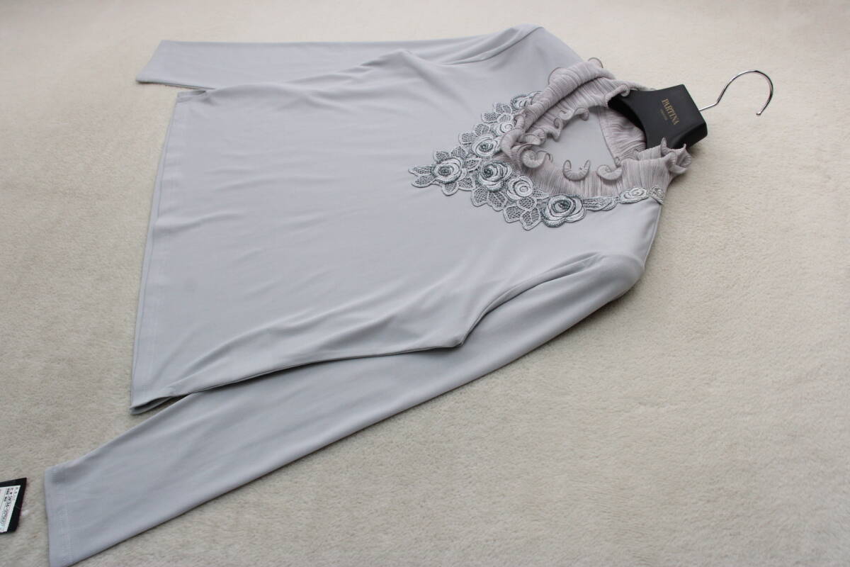 3-674 新品タグ付き 花レースプリーツネックカットソー グレーＭ～Ｌ 定価￥14,000＋稅