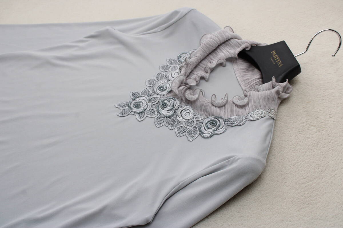 3-674 新品タグ付き 花レースプリーツネックカットソー グレーＭ～Ｌ 定価￥14,000＋稅